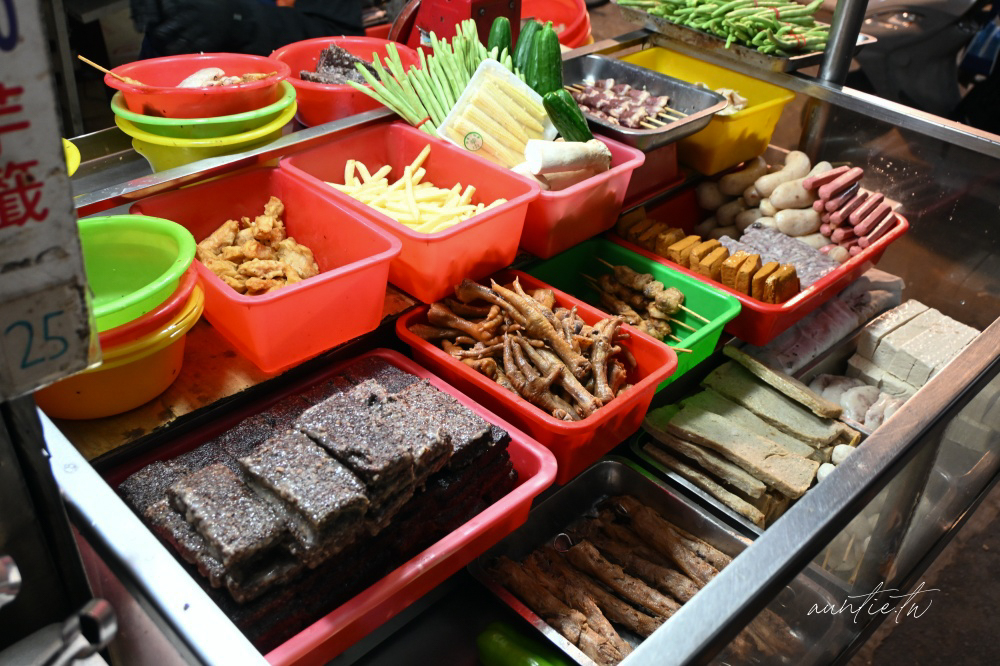 彰化鹹酥雞只吃這家！和美市場最強阿發鹹酥雞米血、甜不辣，排隊也要吃。