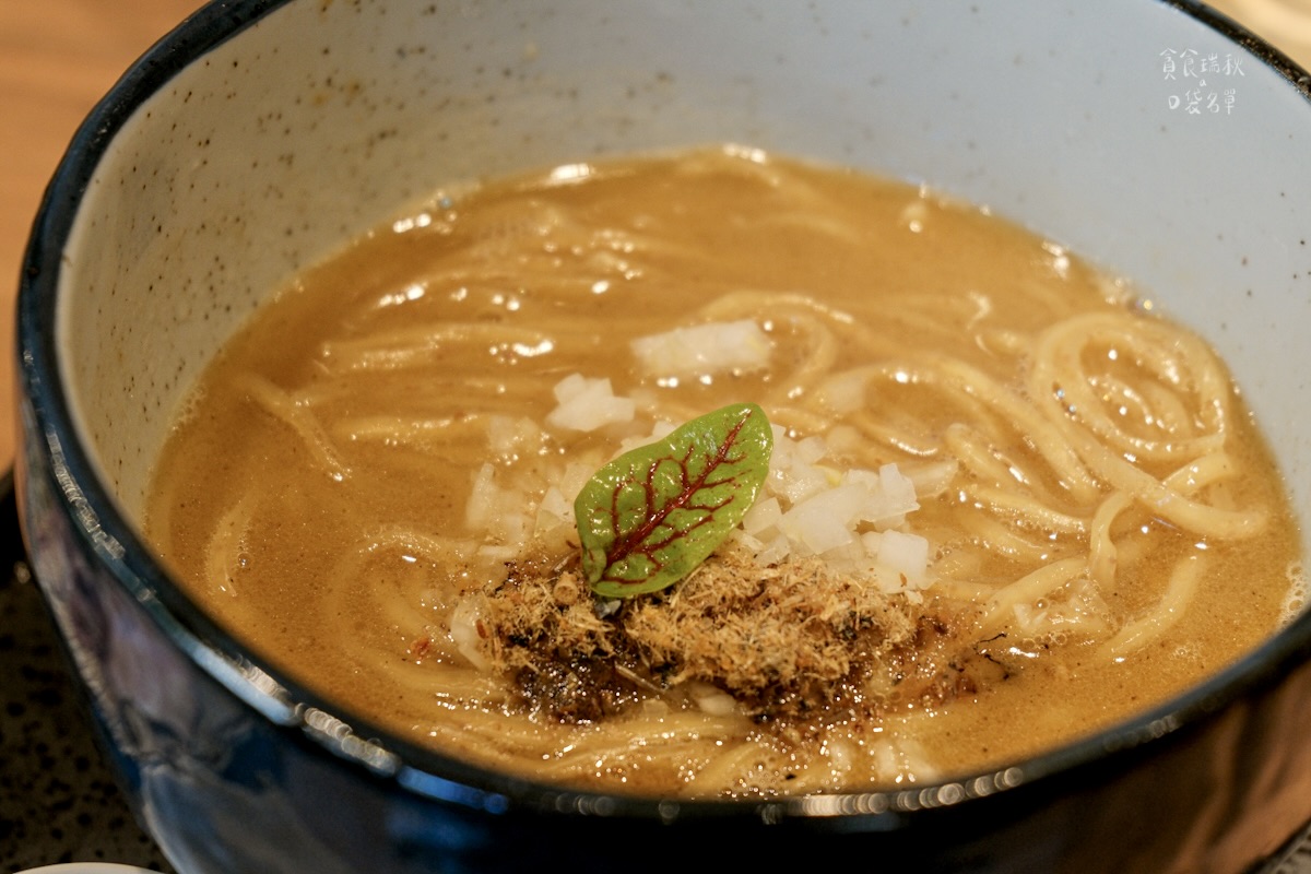 台中西屯｜台北人氣拉麵插旗台中！限定炭燒飛魚白湯拉麵鮮味滿滿｜隱家拉麵 台中精明店