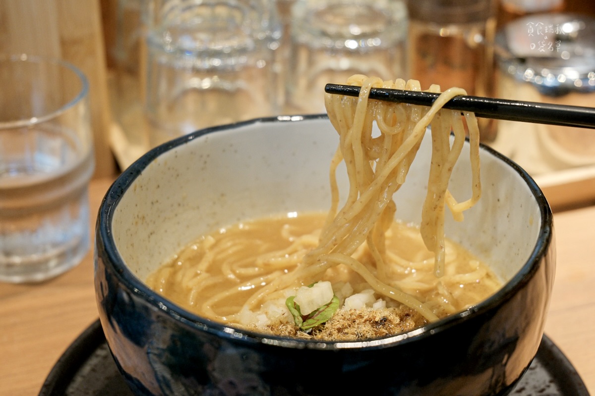 台中西屯｜台北人氣拉麵插旗台中！限定炭燒飛魚白湯拉麵鮮味滿滿｜隱家拉麵 台中精明店