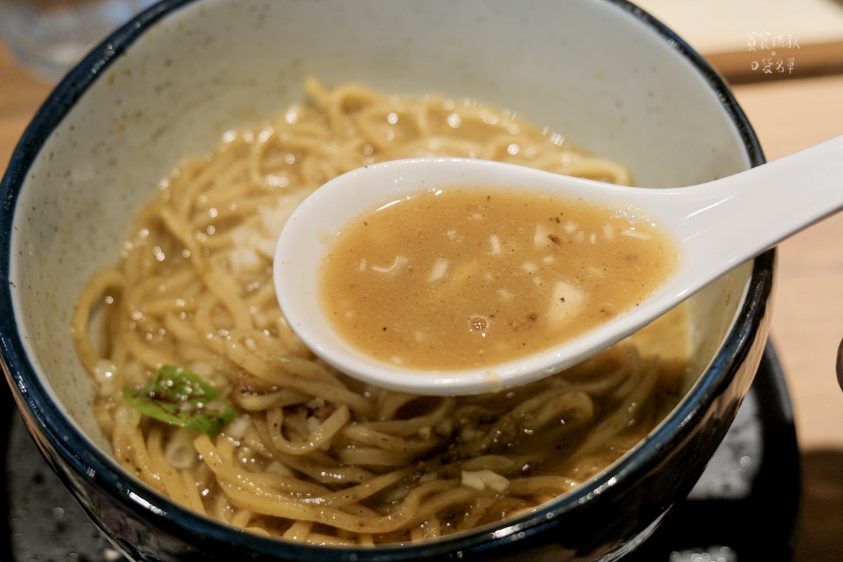台中西屯｜台北人氣拉麵插旗台中！限定炭燒飛魚白湯拉麵鮮味滿滿｜隱家拉麵 台中精明店