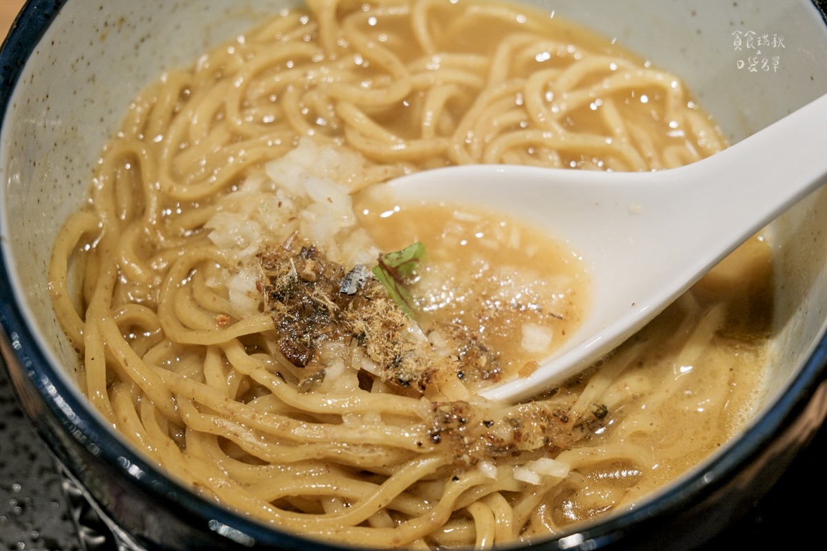 台中西屯｜台北人氣拉麵插旗台中！限定炭燒飛魚白湯拉麵鮮味滿滿｜隱家拉麵 台中精明店
