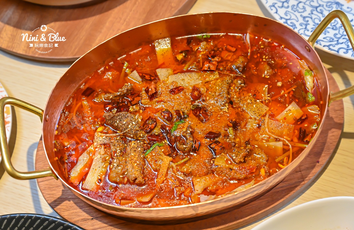 公益路圓桌包廂聚餐，主打砂鍋極上雞湯