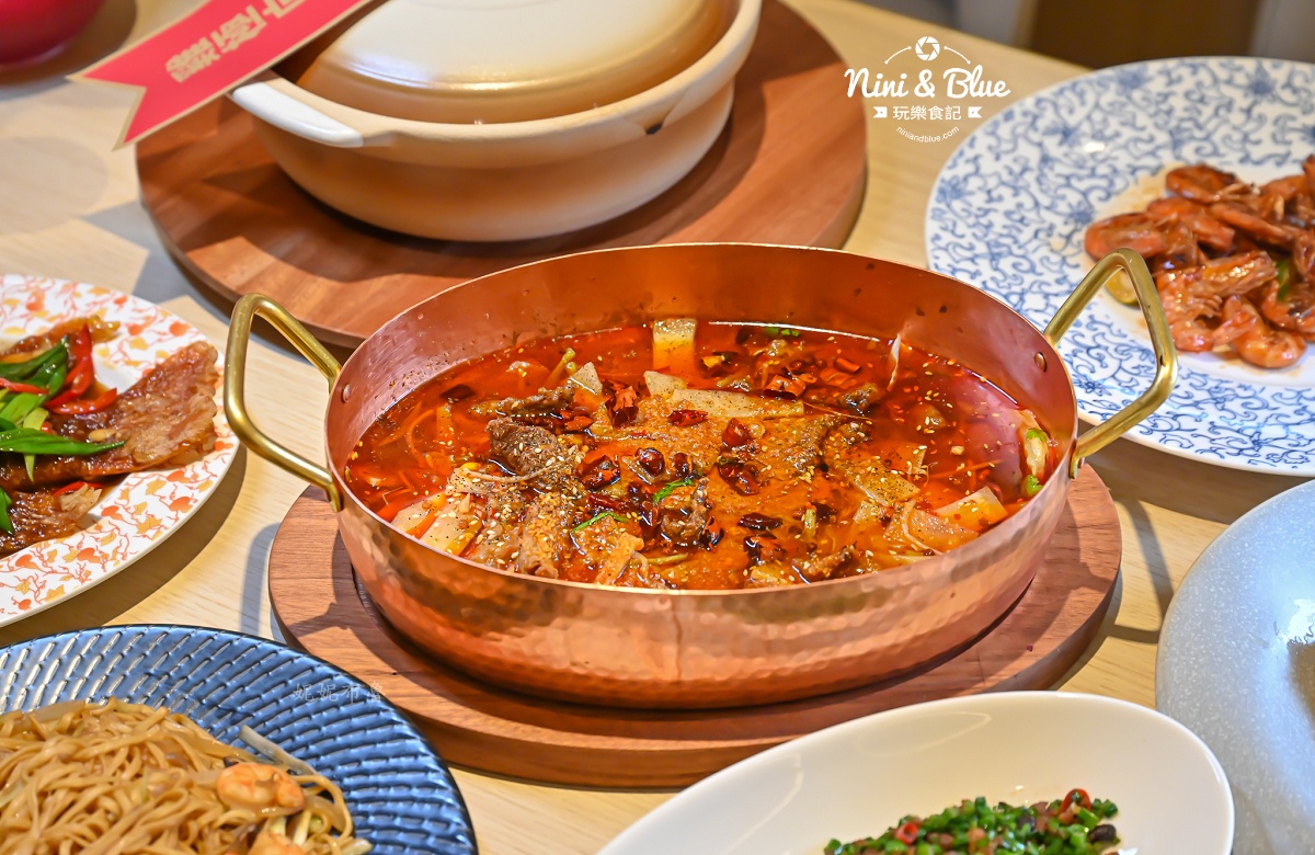 公益路圓桌包廂聚餐，主打砂鍋極上雞湯