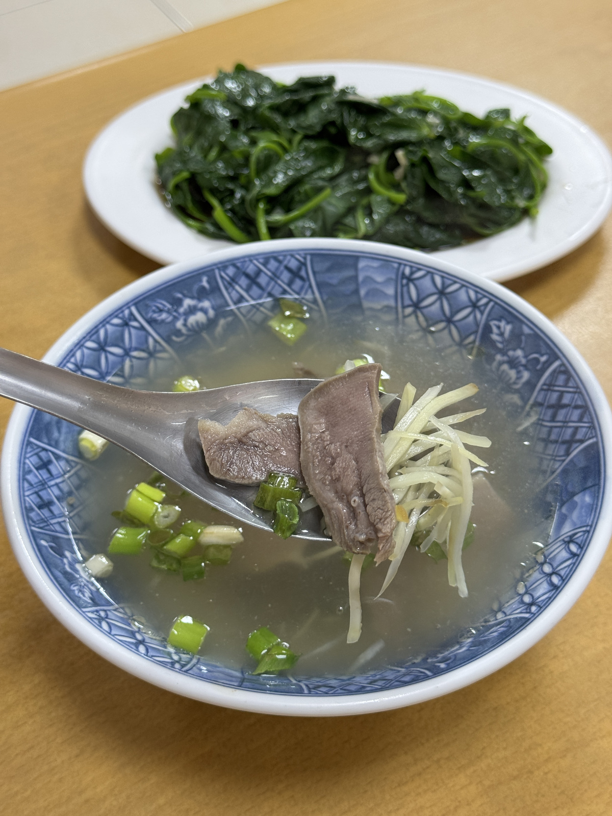 高雄鹽埕區必吃麵店!榮璋陽春麵獨特沙茶麻醬乾麵,在地人從小吃到大。