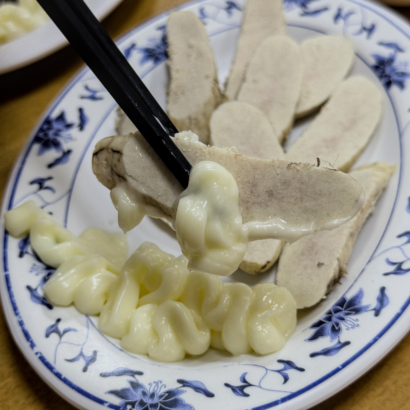 高雄鹽埕區必吃麵店!榮璋陽春麵獨特沙茶麻醬乾麵,在地人從小吃到大。