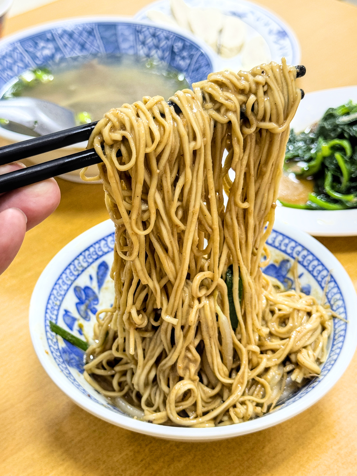 高雄鹽埕區必吃麵店!榮璋陽春麵獨特沙茶麻醬乾麵,在地人從小吃到大。