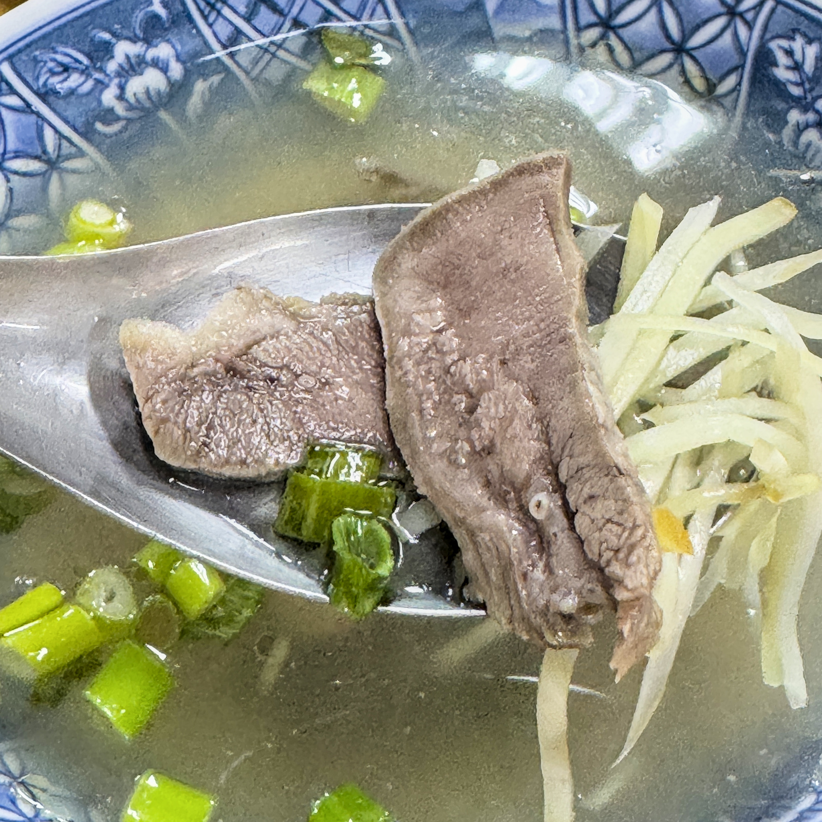 高雄鹽埕區必吃麵店!榮璋陽春麵獨特沙茶麻醬乾麵,在地人從小吃到大。