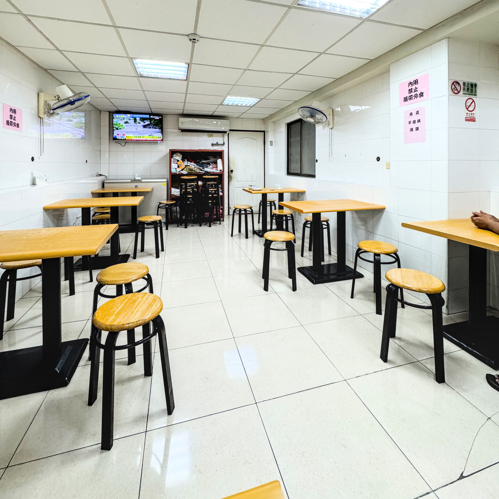 高雄鹽埕區必吃麵店!榮璋陽春麵獨特沙茶麻醬乾麵,在地人從小吃到大。