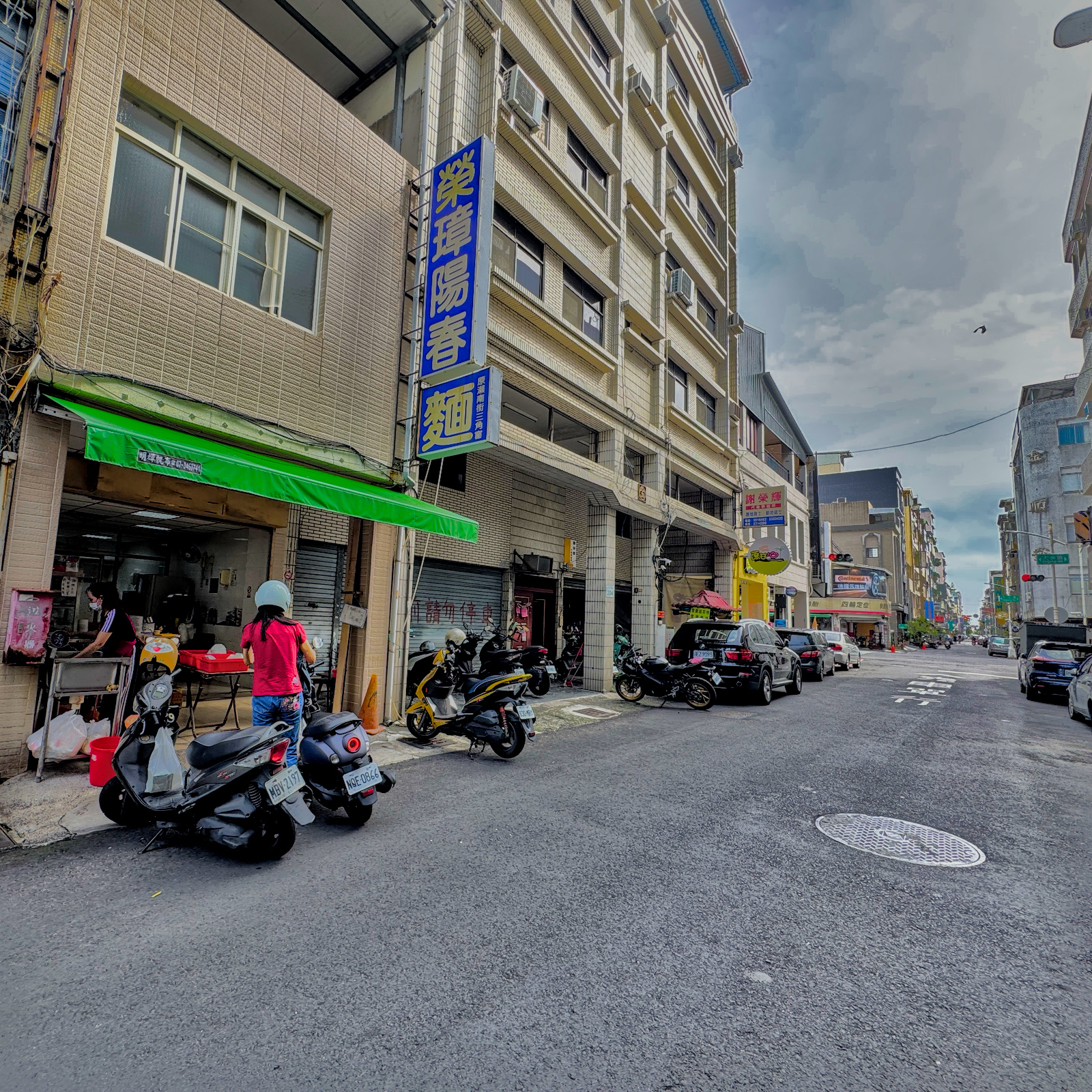 高雄鹽埕區必吃麵店!榮璋陽春麵獨特沙茶麻醬乾麵,在地人從小吃到大。