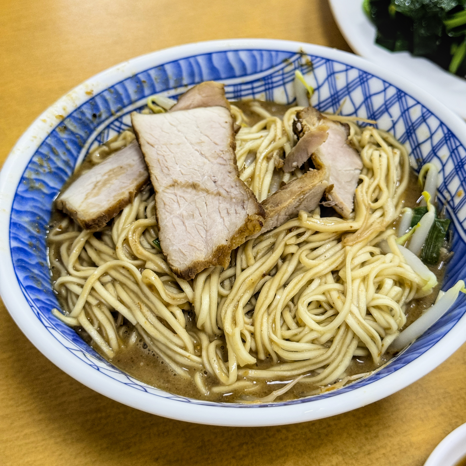 高雄鹽埕區必吃麵店!榮璋陽春麵獨特沙茶麻醬乾麵,在地人從小吃到大。