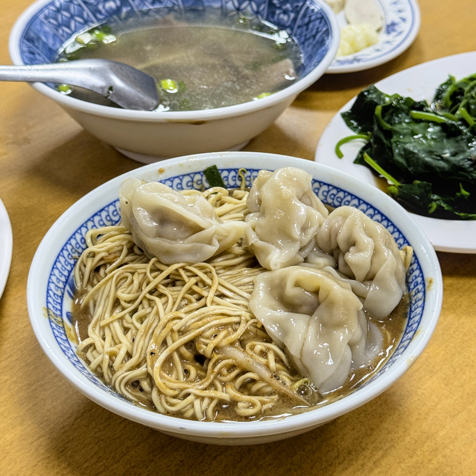 高雄鹽埕區必吃麵店!榮璋陽春麵獨特沙茶麻醬乾麵,在地人從小吃到大。