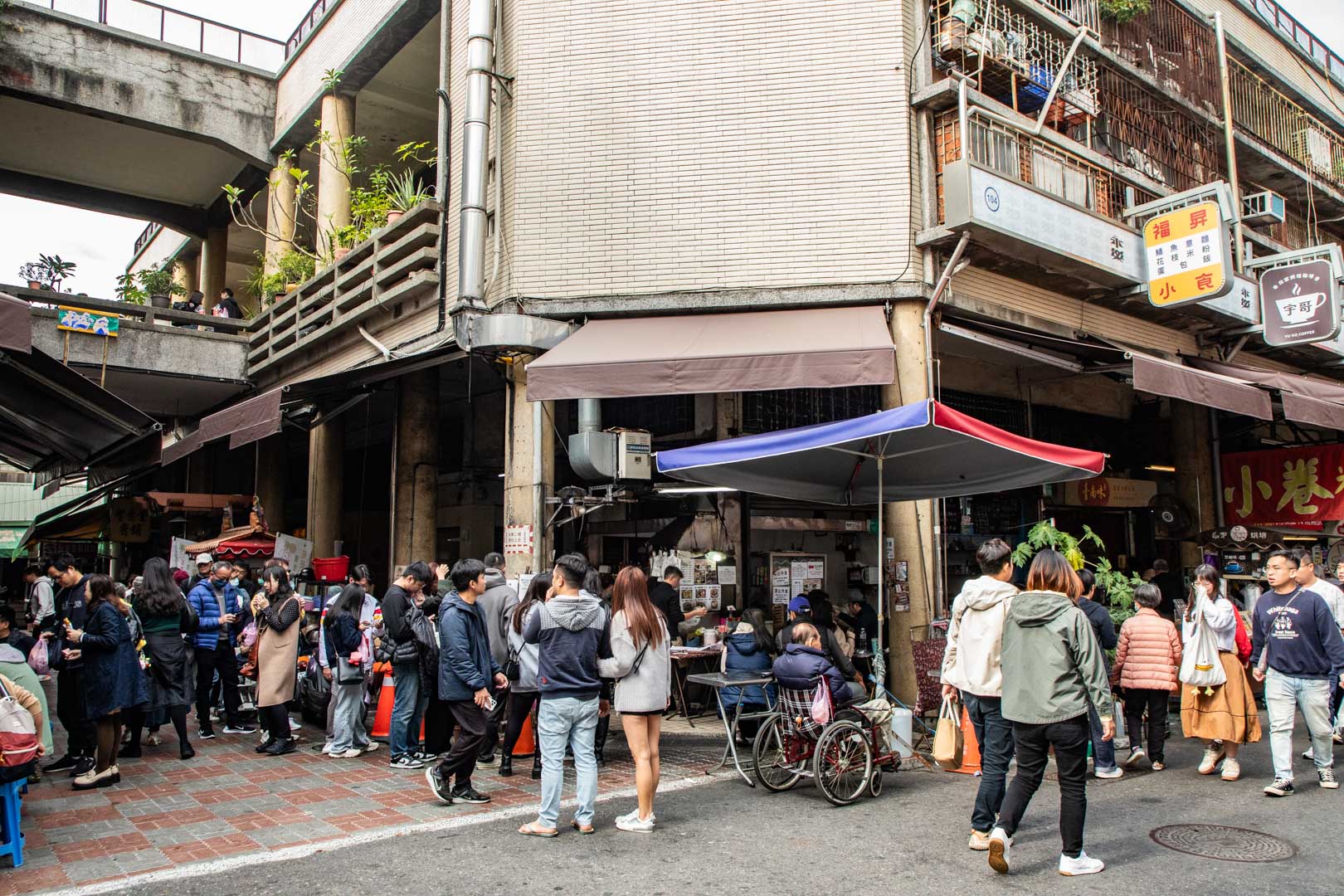 台南國華街美食推薦！福昇小食鱔魚意麵大火快炒，乾炒鱔魚意麵鍋氣十足。