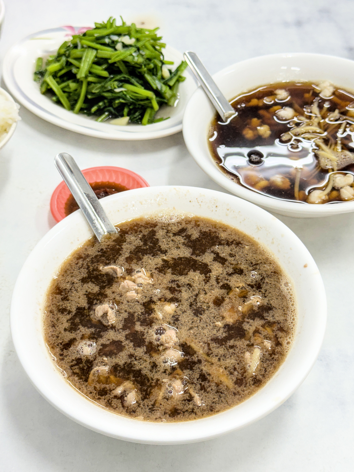 高雄羊肉爐推薦！元豐羊肉店40年老店激推當歸羊肉爐，免費續湯喝到飽。