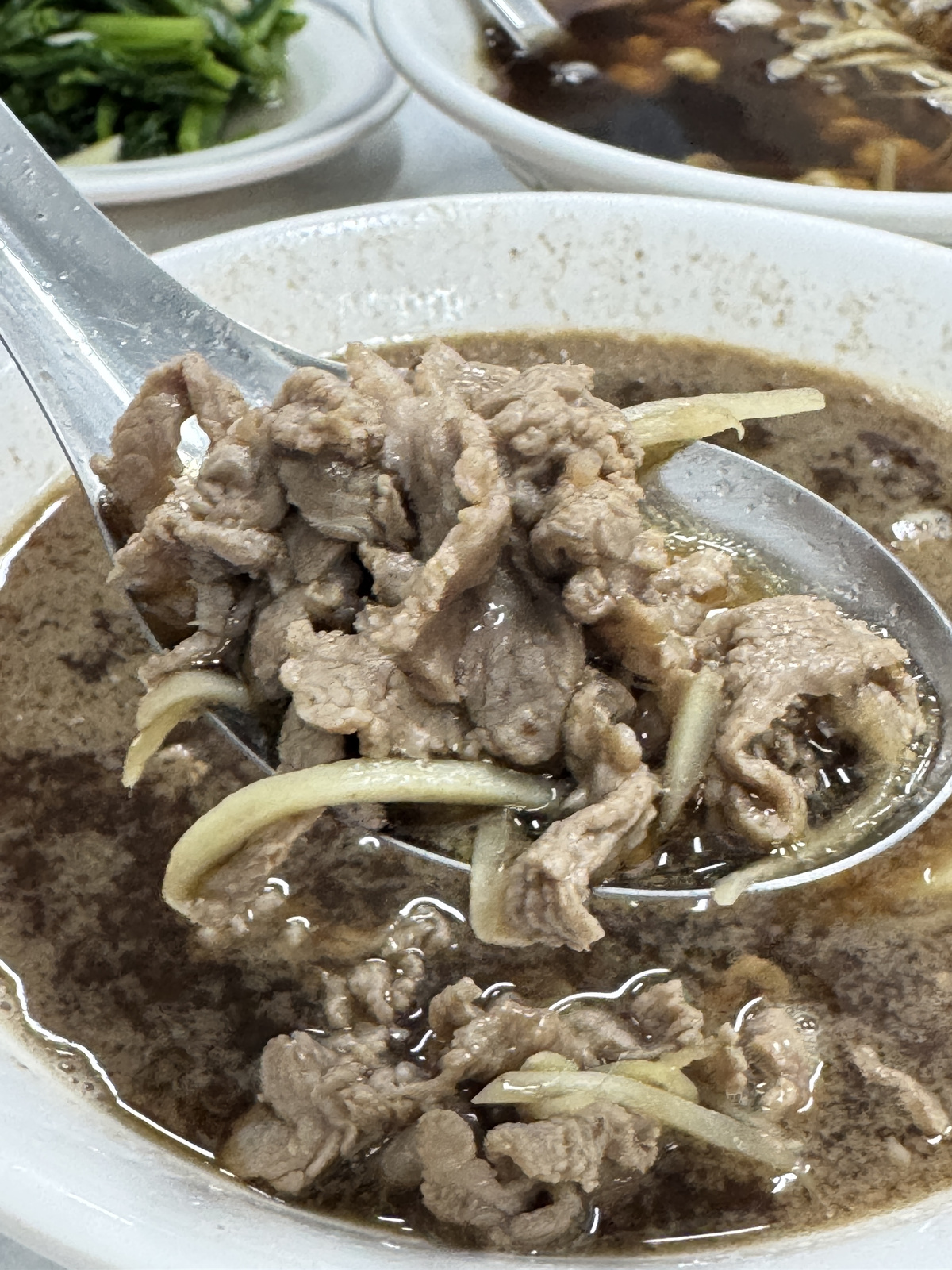 高雄羊肉爐推薦！元豐羊肉店40年老店激推當歸羊肉爐，免費續湯喝到飽。