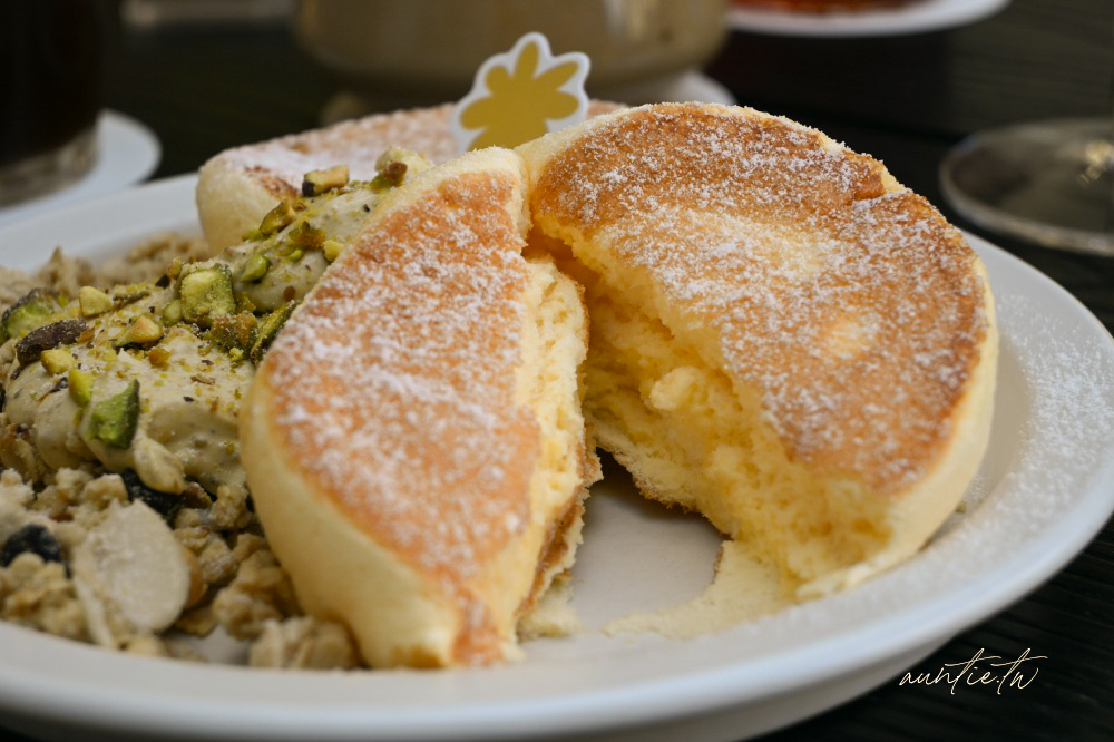 新竹咖啡廳加一！hsïa夏咖啡純白韓系咖啡廳IG爆紅，療癒雲朵開心果舒芙蕾。