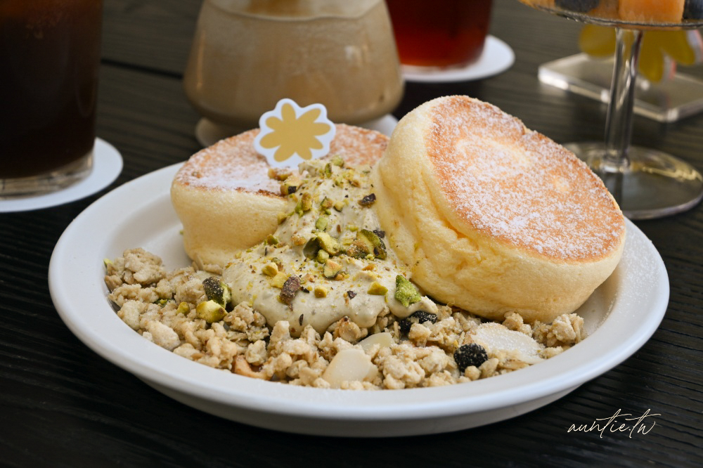 新竹咖啡廳加一！hsïa夏咖啡純白韓系咖啡廳IG爆紅，療癒雲朵開心果舒芙蕾。