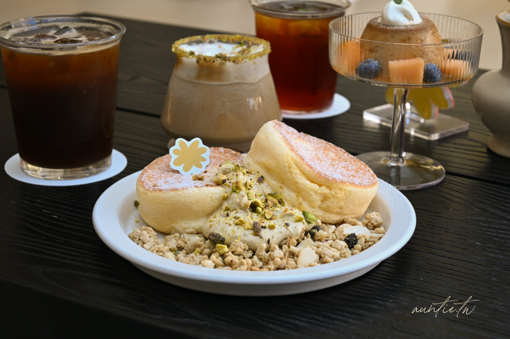 新竹咖啡廳加一！hsïa夏咖啡純白韓系咖啡廳IG爆紅，療癒雲朵開心果舒芙蕾。