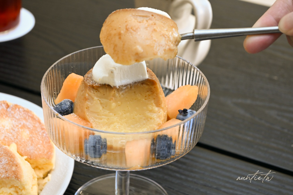 新竹咖啡廳加一！hsïa夏咖啡純白韓系咖啡廳IG爆紅，療癒雲朵開心果舒芙蕾。