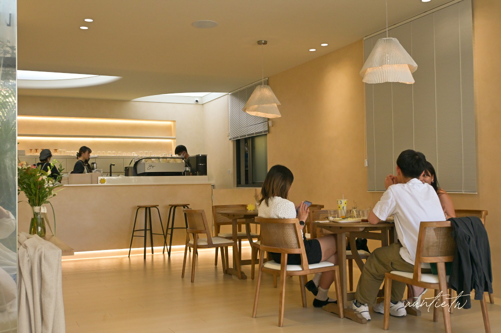 新竹咖啡廳加一！hsïa夏咖啡純白韓系咖啡廳IG爆紅，療癒雲朵開心果舒芙蕾。