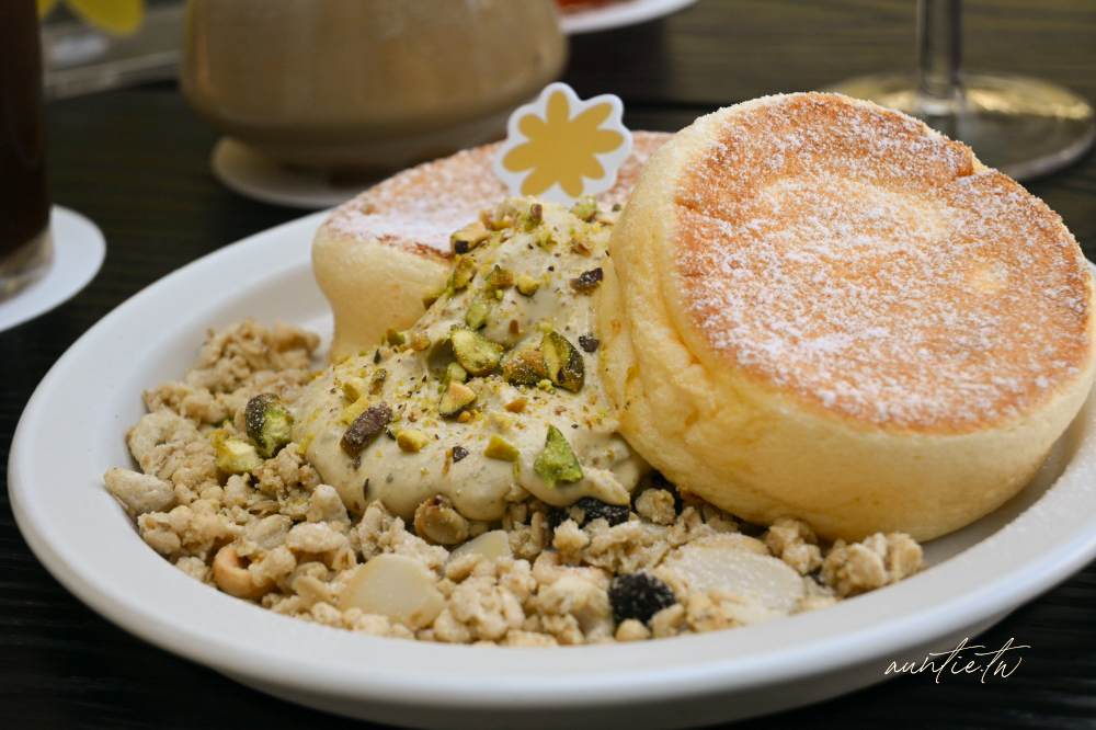 新竹咖啡廳加一！hsïa夏咖啡純白韓系咖啡廳IG爆紅，療癒雲朵開心果舒芙蕾。