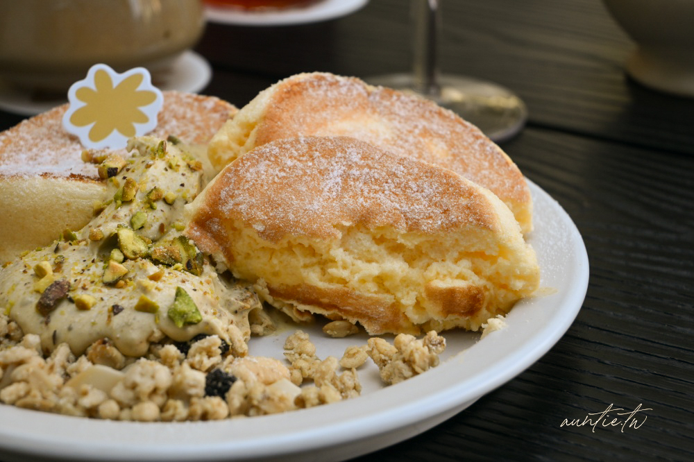 新竹咖啡廳加一！hsïa夏咖啡純白韓系咖啡廳IG爆紅，療癒雲朵開心果舒芙蕾。