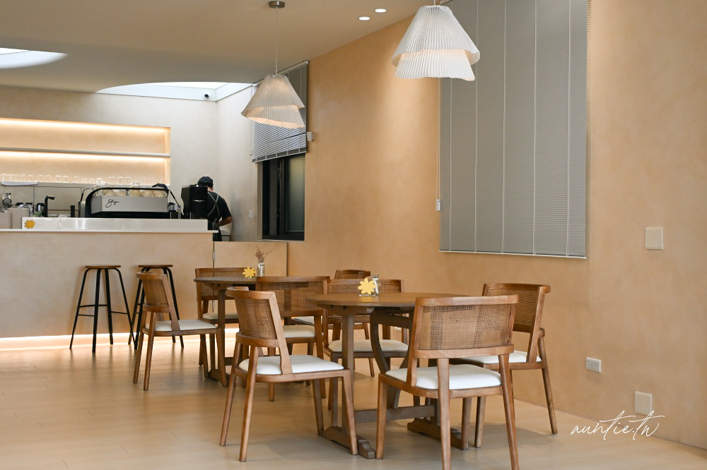 新竹咖啡廳加一！hsïa夏咖啡純白韓系咖啡廳IG爆紅，療癒雲朵開心果舒芙蕾。