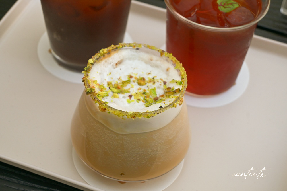 新竹咖啡廳加一！hsïa夏咖啡純白韓系咖啡廳IG爆紅，療癒雲朵開心果舒芙蕾。