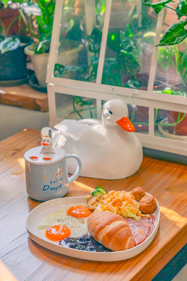 高雄市鹽埕區假日必訪高雄駁二親子咖啡廳,在叢林風格中近距離觀賞可愛柯爾鴨,無低消限制享用人氣造型馬卡龍