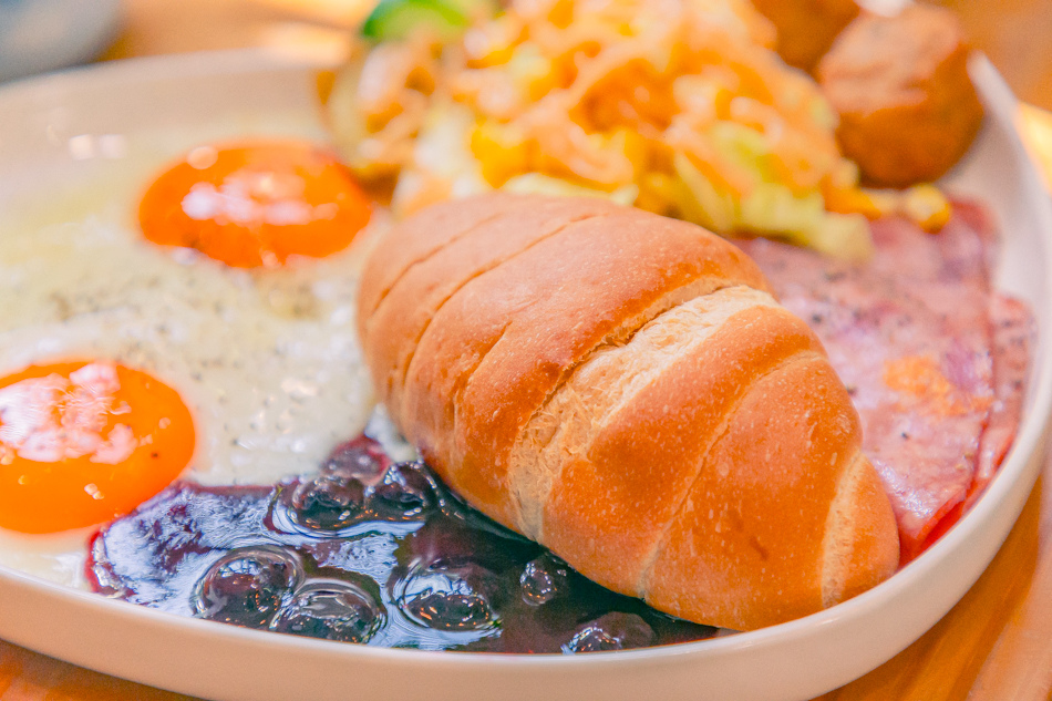 高雄市鹽埕區假日必訪高雄駁二親子咖啡廳,在叢林風格中近距離觀賞可愛柯爾鴨,無低消限制享用人氣造型馬卡龍