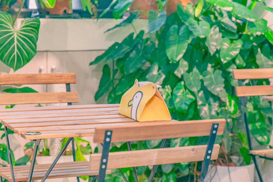 高雄市鹽埕區假日必訪高雄駁二親子咖啡廳,在叢林風格中近距離觀賞可愛柯爾鴨,無低消限制享用人氣造型馬卡龍