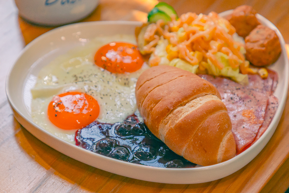 高雄市鹽埕區假日必訪高雄駁二親子咖啡廳,在叢林風格中近距離觀賞可愛柯爾鴨,無低消限制享用人氣造型馬卡龍