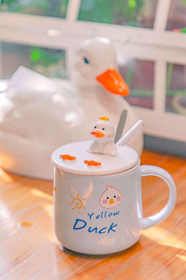 高雄市鹽埕區假日必訪高雄駁二親子咖啡廳,在叢林風格中近距離觀賞可愛柯爾鴨,無低消限制享用人氣造型馬卡龍