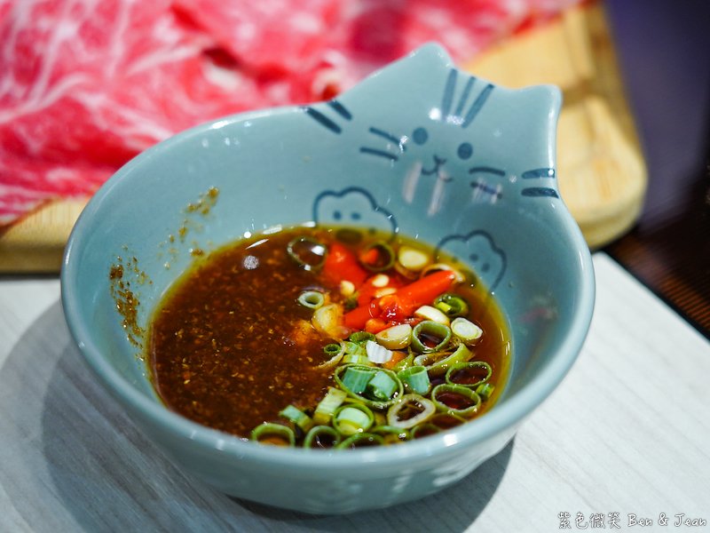 宜蘭羅東火鍋必吃推薦!伊熹鍋物超萌貓咪陪吃超療癒,蔬菜自助吧吃到飽。