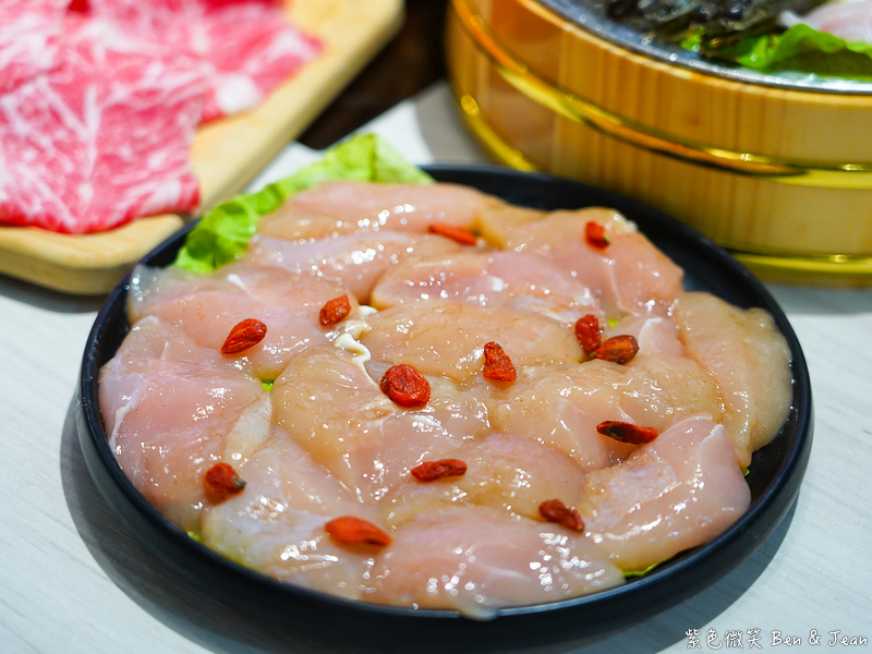 宜蘭羅東火鍋必吃推薦!伊熹鍋物超萌貓咪陪吃超療癒,蔬菜自助吧吃到飽。