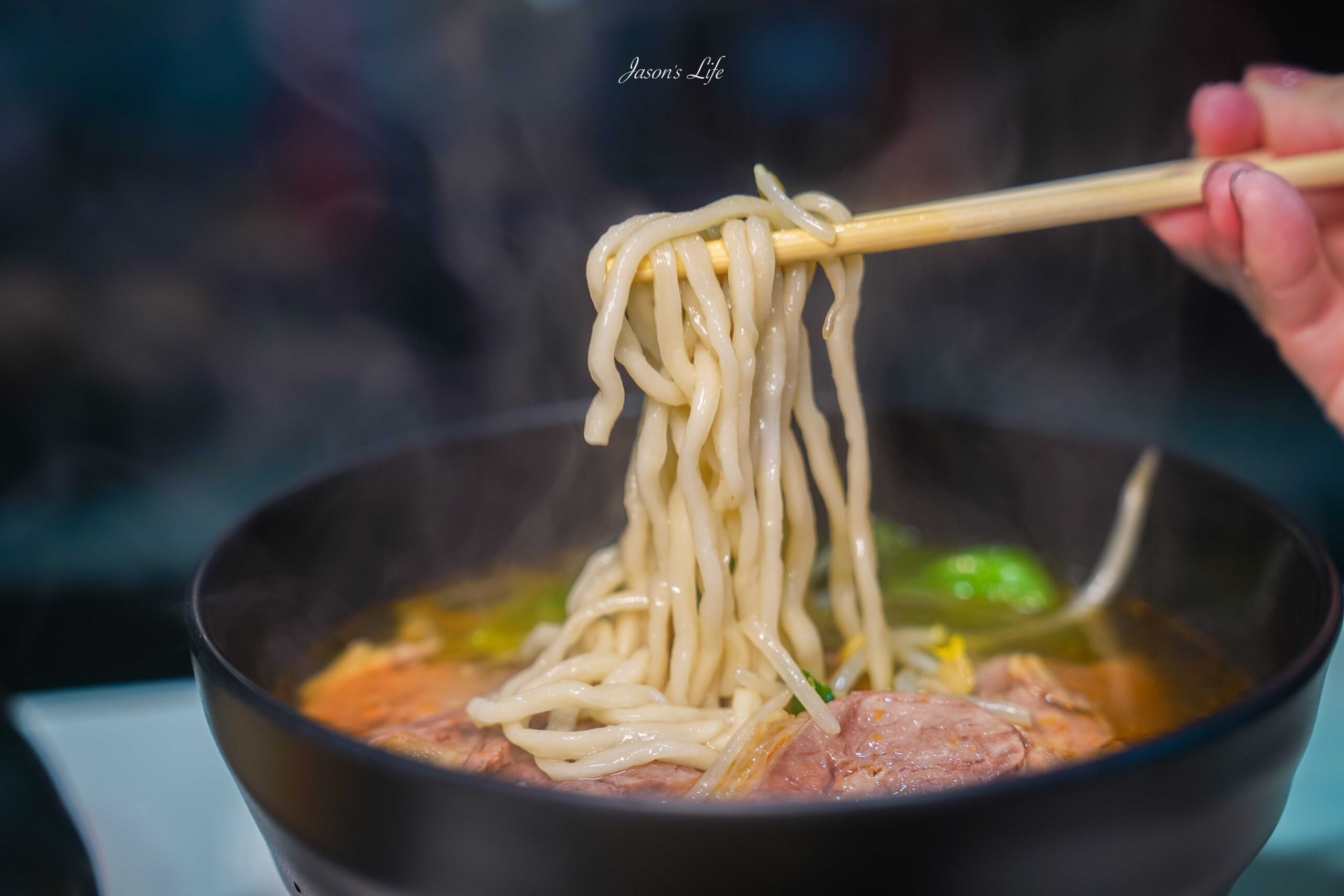 台中中區美食推薦，解憂牛肉麵高CP值，牛肉捲餅內餡滿滿，夜貓子解饞好去處