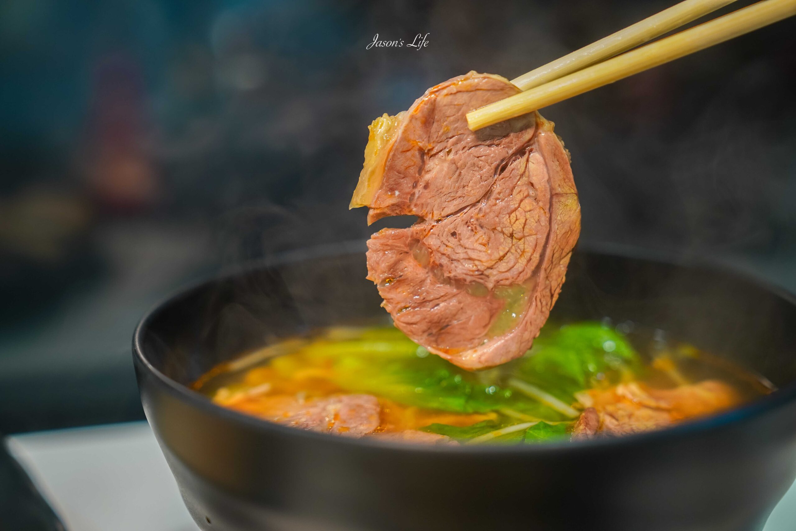 台中中區美食推薦，解憂牛肉麵高CP值，牛肉捲餅內餡滿滿，夜貓子解饞好去處