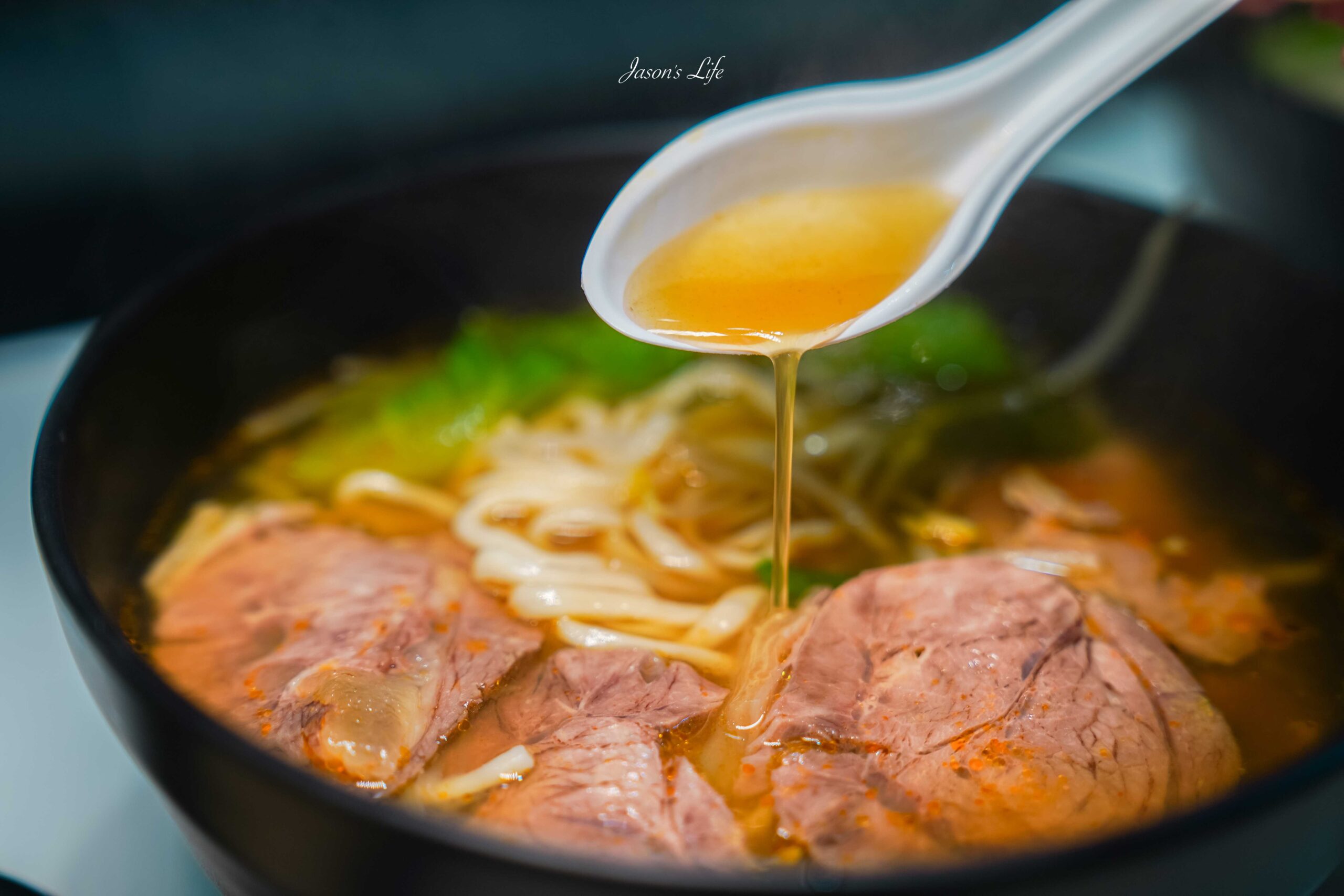 台中中區美食推薦，解憂牛肉麵高CP值，牛肉捲餅內餡滿滿，夜貓子解饞好去處