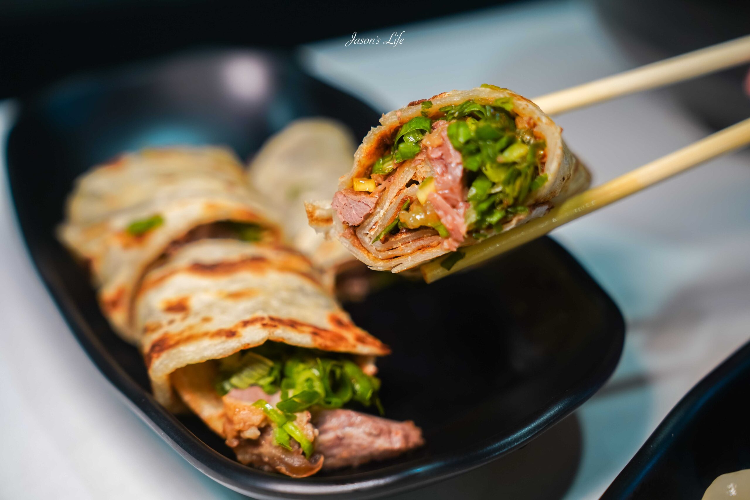 台中中區美食推薦，解憂牛肉麵高CP值，牛肉捲餅內餡滿滿，夜貓子解饞好去處