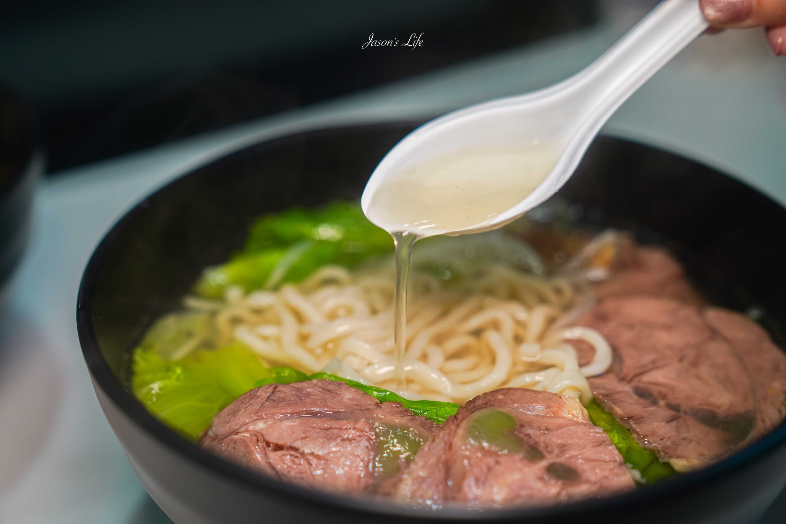 台中中區美食推薦，解憂牛肉麵高CP值，牛肉捲餅內餡滿滿，夜貓子解饞好去處
