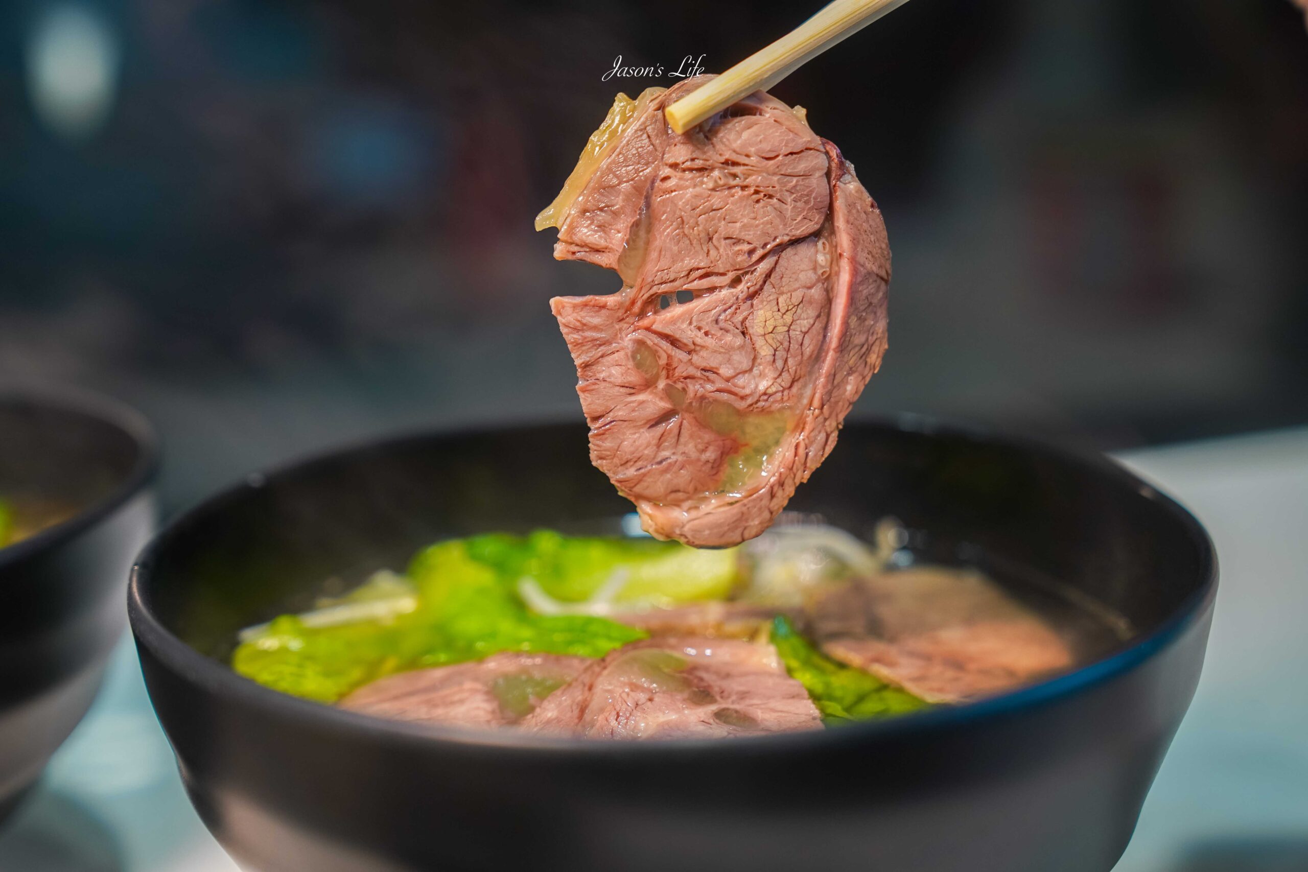 台中中區美食推薦，解憂牛肉麵高CP值，牛肉捲餅內餡滿滿，夜貓子解饞好去處