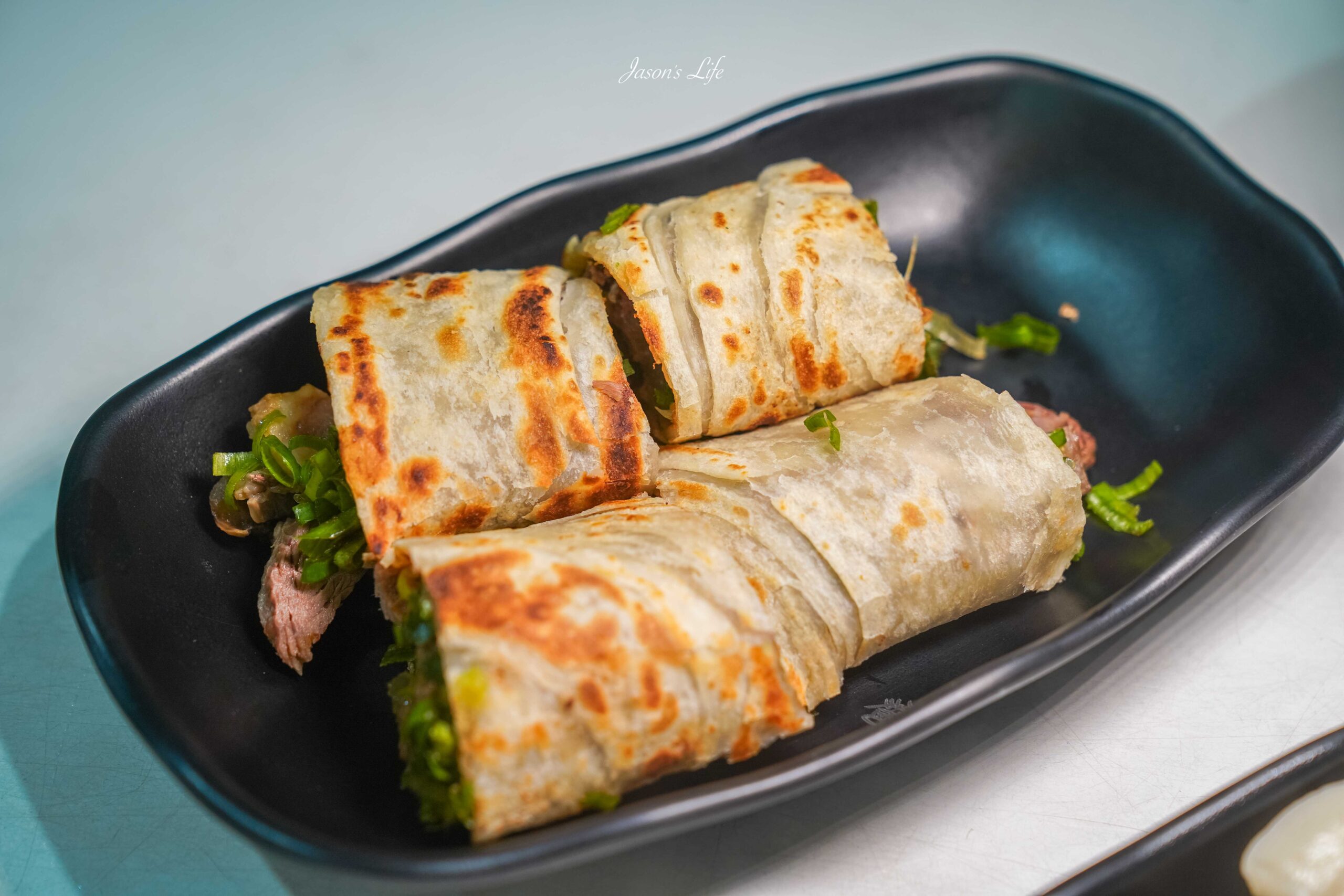 台中中區美食推薦，解憂牛肉麵高CP值，牛肉捲餅內餡滿滿，夜貓子解饞好去處