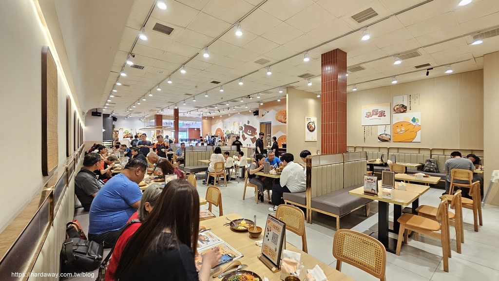 京厚家日式炸豬排與鐵板牛排專賣店用餐區