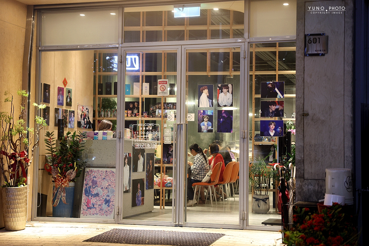 台中市北屯區全台首間韓團應援火鍋 桌邊爆炒＋蔬菜火鍋料、冰品、飲料吃到飽318元起 營業至凌晨2點。菜單價位(台中北屯美食)