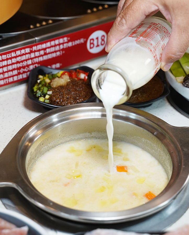 高雄最超值的得閒小聚 鍋來轉 鍋物湯品，旋轉鍋物 + 熟食熱炒 無限放題350元起 X 旋轉鍋物推薦 - 跟著尼力吃喝玩樂＆親子生活