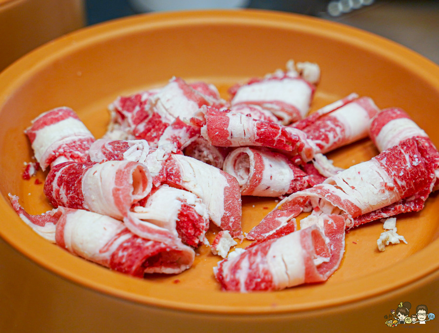 高雄最超值的得閒小聚 鍋來轉 鍋物湯品，旋轉鍋物 + 熟食熱炒 無限放題350元起 X 旋轉鍋物推薦 - 跟著尼力吃喝玩樂＆親子生活