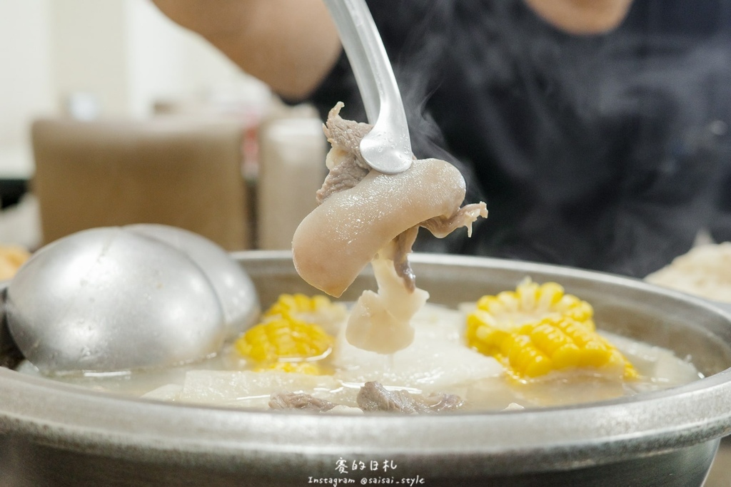 彰化溪州美食推薦!溪州呂羊肉爐必喝清甜蒜頭湯頭,軟嫩帶皮羊肉熱炒全吃。