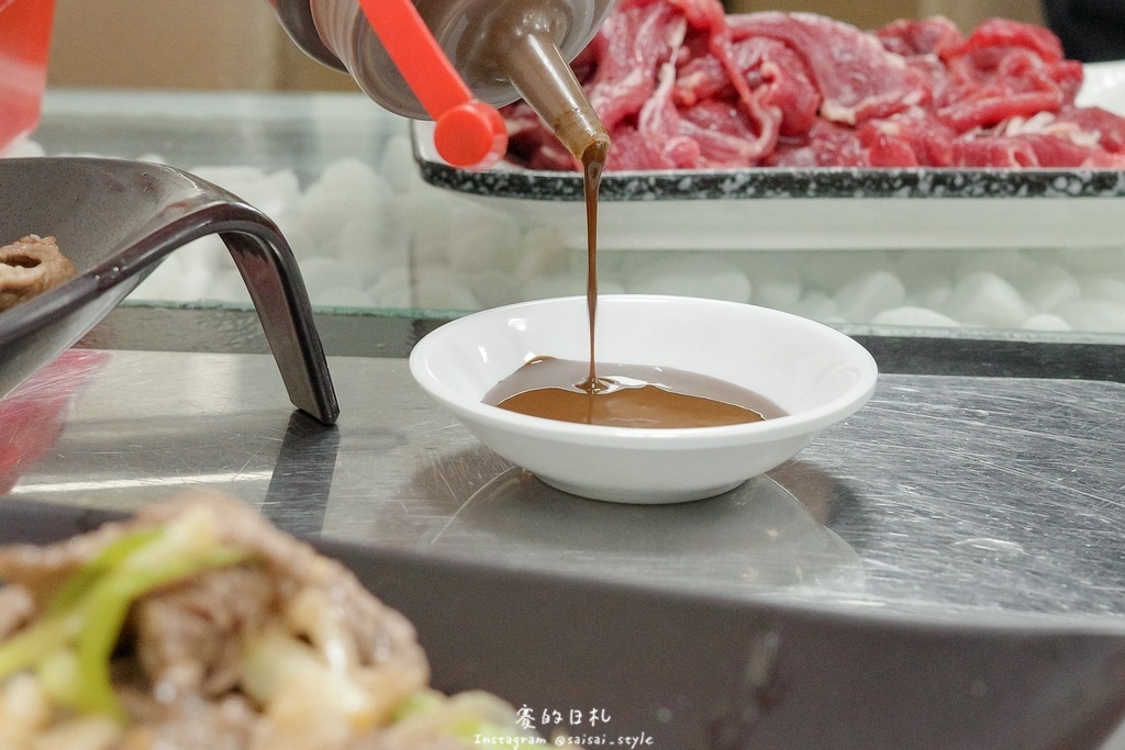 彰化溪州美食推薦!溪州呂羊肉爐必喝清甜蒜頭湯頭,軟嫩帶皮羊肉熱炒全吃。