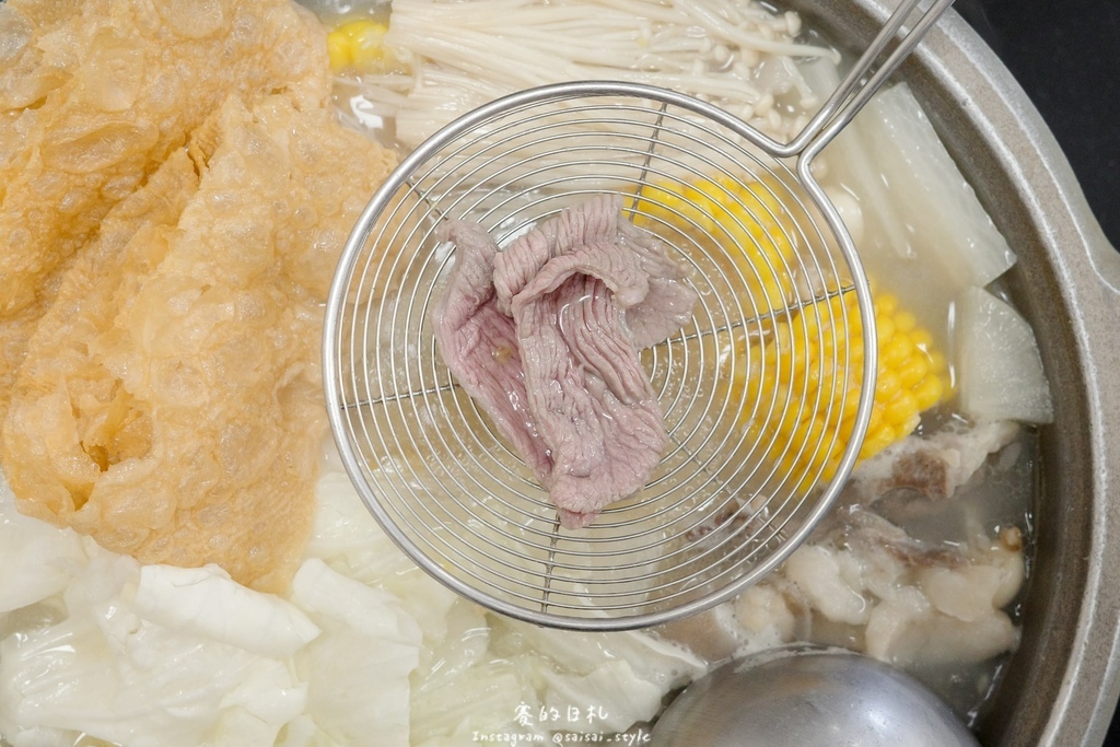 彰化溪州美食推薦!溪州呂羊肉爐必喝清甜蒜頭湯頭,軟嫩帶皮羊肉熱炒全吃。