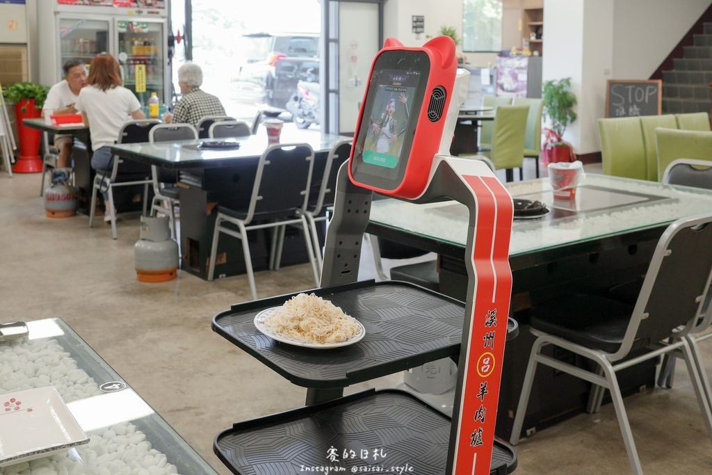 彰化溪州美食推薦!溪州呂羊肉爐必喝清甜蒜頭湯頭,軟嫩帶皮羊肉熱炒全吃。