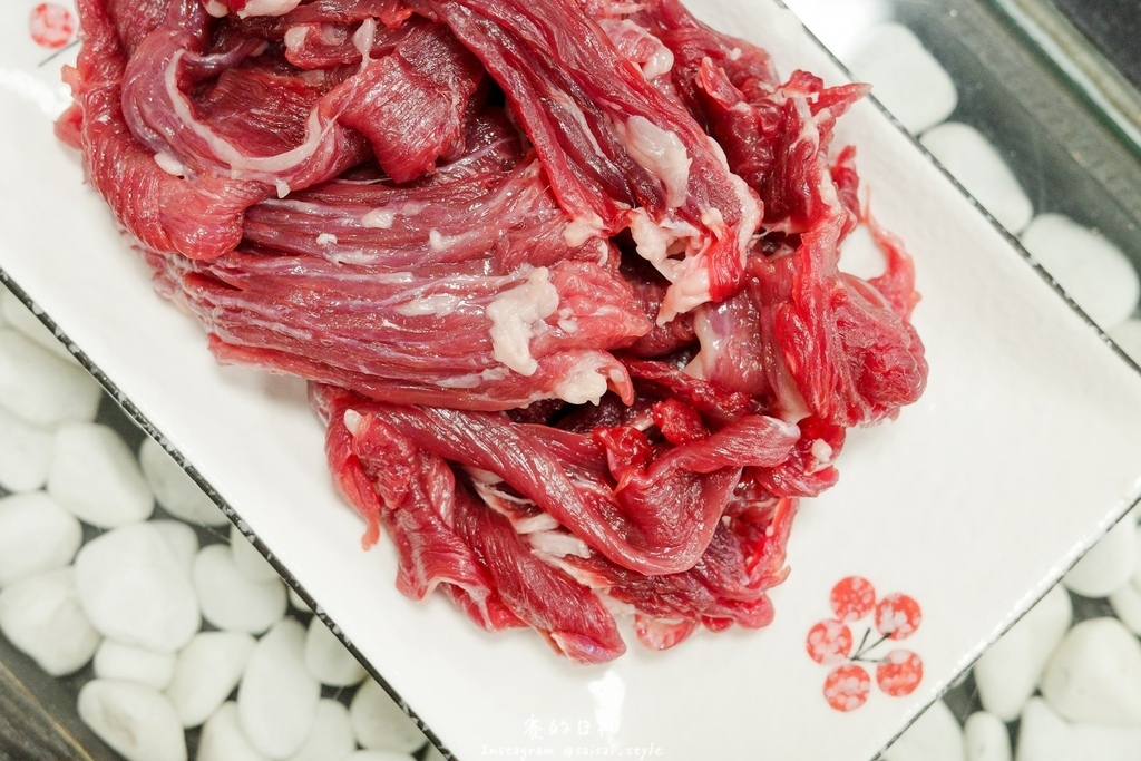 彰化溪州美食推薦!溪州呂羊肉爐必喝清甜蒜頭湯頭,軟嫩帶皮羊肉熱炒全吃。